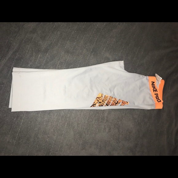 Nike Capri Leggings - Picture 2 of 2